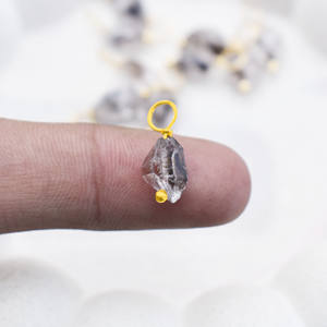 จี้ห้อยคอทำจากเฮอร์คิเมอร์ไวร์ดิบ ชุบทอง ประดับอัญมณ์ จี้เล็กๆ งานแฮนด์เมด ของขวัญสำหรับเธอ - Product Image 5