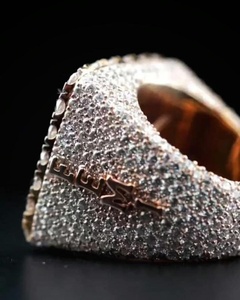 Bague de cocktail personnalisée de luxe avec lettres, sertie de diamants Moissanite, étincelante, pour un usage quotidien, bague statement unisexe - Product Image 4