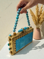 Pochette à panneaux en pierre de turquoise, pierres incrustées à la main, cadre doré orné, fabrication artisanale, luxe, écologique, chaînes, mode