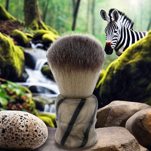 Brosse à barbe de toilettage perlée pour hommes avec poignée en résine de cheveux synthétiques lisses - Product Image 1