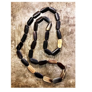 Collier artisanal en corne de buffle naturelle, coloré, avec disque religieux et ovale, respectueux de l'environnement, personnalisable, produit indien - Product Image 1