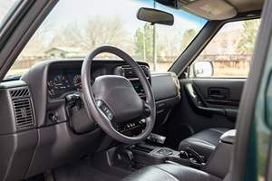 Jeep Cherokee Limited 4x4 del 2001, Usado, Sin Reserva, Un Solo Propietario Hasta 2024, Motor de 4.0 Litros y 6 Cilindros, Reemplazo Reciente de la Cabeza de Cilindros - Product Image 4