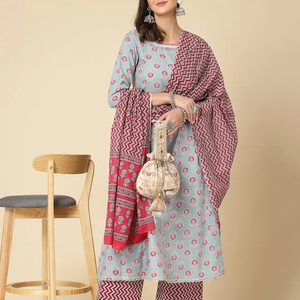Ensemble ethnique pour femmes, style indien traditionnel, en tissu de coton uni, comprenant une kurta brodée teinte en pièce, un palazzo et un dupatta. - Product Image 1