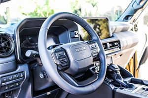 SUV Todoterreno Usada de Tamaño Completo 2024, Estilo Premium de Primera Edición con Capacidad Todoterreno Robusta 4X4, Sin Accidentes - Product Image 5