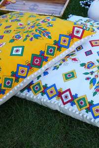 Funda de cojín de suelo de lino de doble cara tradicional 80x80 cm con pompones y cremallera oculta negra - Product Image 6