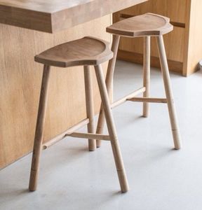 Elegante taburete de madera perfecto para fiestas al aire libre, picnics y reuniones de jardín que ofrecen valor funcional y decorativo - Product Image 1