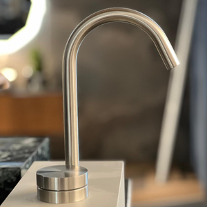 Grifo Mezclador de Lavabo de Pared CEA Design GIO695, Acero Inoxidable con Perilla de Control Moleteada, para Baños Profesionales - Product Image 2