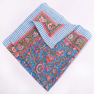 ผ้าพันคอผ้าฝ้ายพิมพ์ลายดอกไม้ทรงสี่เหลี่ยม เป็นมิตรกับสิ่งแวดล้อม ระบายอากาศได้ดี ผูกด้านหลัง สไตล์สตรีทแฟชั่น เหมาะสำหรับงานเทศกาลและกิจกรรมต่างๆ ขายส่ง - Product Image 2