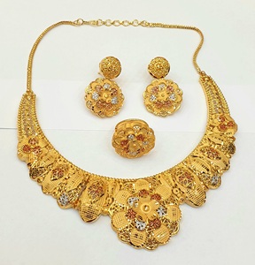 Gargantilla de joyería chapada en oro de 24 quilates con diseño vintage pintado a color. - Product Image 2