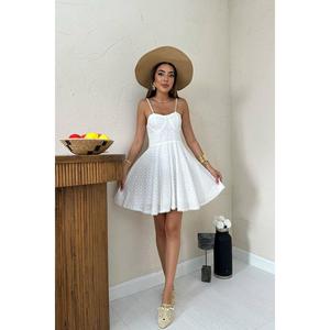 Robe mini blanche en dentelle à fines bretelles avec taille naturelle et fonction respirante – Vente en gros - Product Image 5