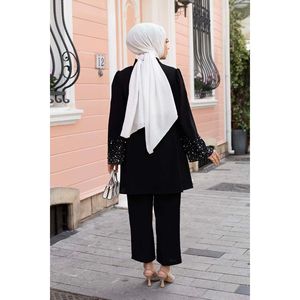 Ensemble hijab 2 pièces traditionnel noir avec détail élégant de perles sur les manches - Product Image 1