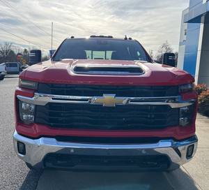 Chevrolet Silverado 2500HD LT Crew Cab 4WD 2024 Rojo Intenso Usado con Techo Solar, Arranque Remoto, Asientos de Cuero, Paquete Tecnológico, Volante a la Izquierda, Interior Oscuro - Product Image 1