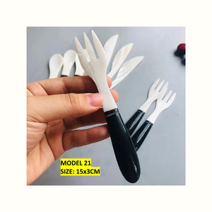 Cuillères en nacre naturelle utilisées pour servir les aliments, la vaisselle de table et la présentation culinaire - Product Image 1