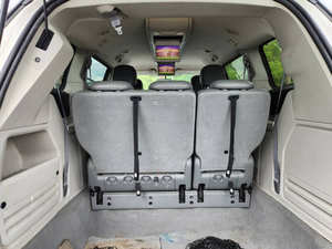 Volkswagen Routan 2010 d'occasion, conduite à gauche - Product Image 5