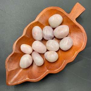 Pierre roulée de quartz rose naturel, cristal de guérison rose, pierre de poche en quartz poli, minéral de collection - Product Image 1