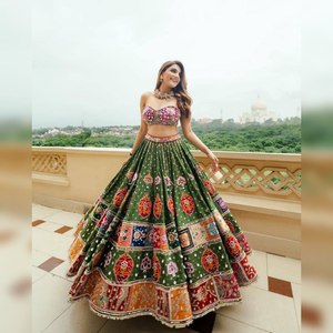 Conjunto de Lehenga Choli Dupatta de Muselina Pesada de Diseño Moderno de Bollywood con Espejo e Impresión Digital para Fiestas Indias y Pakistaníes - Product Image 1