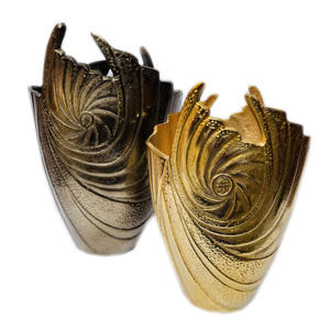 NOUVEAU Vase à fleurs indien moderne en aluminium et métal Pot de fleurs élégant Décoration pour table Jardinière à vendre | NOIR ET OR - Product Image 3