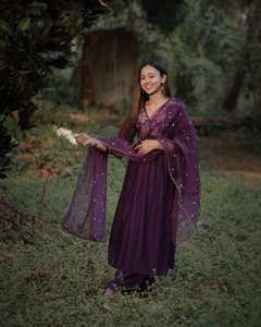 Hermosa colección Kurti-Palazzo de color púrpura, telas de seda Chinon con bordado de secuencia, trabajo para mujer - Product Image 5