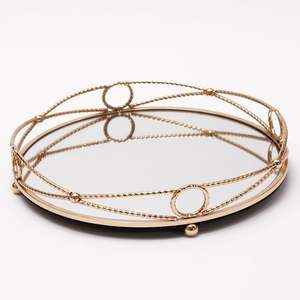 Bandeja clásica de metal dorado y espejo con asas resistentes y superficie pulida, ideal para exhibir artículos con estilo - Product Image 5