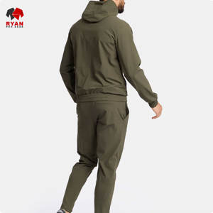 Survêtement sur mesure pour homme avec fermeture éclair, col à capuche et logo personnalisé, conception ODM OEM - Product Image 3