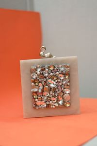 กระเป๋าคลัทช์ตอนเย็นเรซินที่มียอดขายสูงสุดสําหรับสุภาพสตรีสหรัฐอเมริกากระเป๋าถือสุภาพสตรีกระเป๋าคลัทช์ตอนเย็นสุดหรูสําหรับสุภาพสตรีโดย Aaliyan impex - Product Image 3