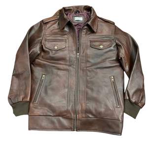 Veste de motard en cuir marron pour homme C'est une veste bomber en cuir marron - Product Image 1