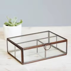 Moderno y Lujoso Organizador de Joyas y Accesorios Pequeños de Latón y Vidrio Ecológico con Forma Personalizable, Caja Plateada - Product Image 4