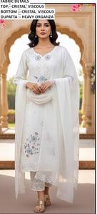 Rafraîchissez votre garde-robe sans effort, célébrez la fusion de la tradition et de la tendance, cette collection de salwar kameez en coton la plus élégante de la saison. - Product Image 3