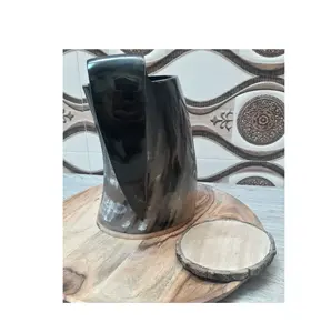 Mug tanduk kerbau kerajinan dengan tatakan kayu dengan cangkir tanduk kerbau dan sapi kualitas terbaik untuk penggunaan bir dan anggur