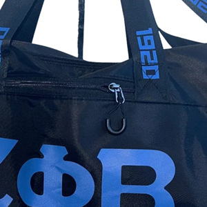 กระเป๋าเดินทางแบบถือ Z Phi Noire รุ่น Medium Training Duffel Bag สำหรับชมรมนักศึกษาหญิงกรีก ทำจากไนลอน เหมาะสำหรับออกกำลังกายและเดินทาง  ยี่ห้อ Zeta Phi Beta 1920 ได้รับการรับรองจาก TSA สำหรับการขึ้นเครื่อง - Product Image 5