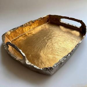 Bandeja de aluminio fundido manual Mystic Flow con cuerpo rectangular definido Acabado vintage y asas de estilo fluido para comedor de lujo - Product Image 5