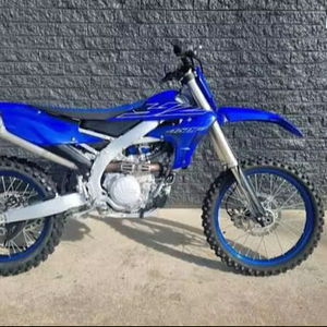 Motocicleta de Cross de 250 cc, Monocilíndrica, de Cuatro Tiempos, Refrigerada por Agua, OHC, con Arranque Eléctrico y de Pedal - Product Image 1