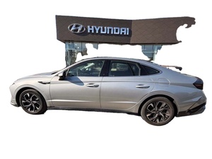 Bright Silver 2024 SEL FWD Usado, Volante a la Izquierda, Techo Solar, Arranque Remoto, Asientos de Cuero, Automático, Llantas de Aleación R17 Oscuras - Product Image 3