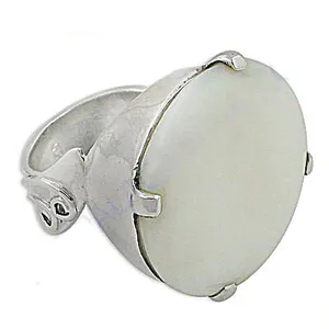 Anillo de cóctel de plata de ley con bisel de perla de agua dulce, diseño minimalista, para uso diario de mujer, de la India (Rajasthan) - Product Image 1