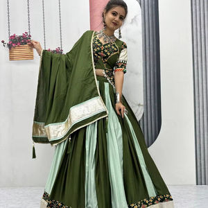 Lehenga Choli traditionnel de couleur verte spéciale Navratri en tissu de coton pur pour les femmes indiennes dans les occasions de festivals - Product Image 2