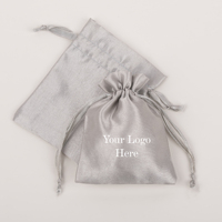 Pochette à cordon en satin argenté avec logo personnalisé, emballage cadeau pour bijoux, sac rectangulaire léger et élégant, conteneur de voyage