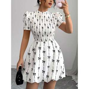 Abito Mini Smock Casual da Donna con Stampa a Fiocco, Traspirante, Vita Impero, Logo Personalizzato, Decorazione Arricciata, Taglie XS-XL - Product Image 1