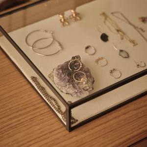 Organizador o caja de joyería elegante y minimalista a base de lino para vitrina única de latón negro hecha a mano - Product Image 4