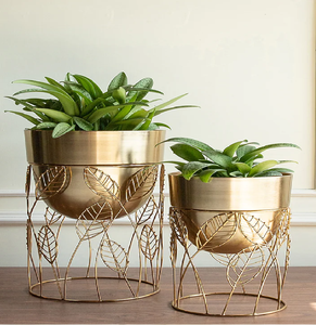 Mina macetera de metal negro mate, elegante, versátil e ideal para mesas o consolas, disponible a precios al por mayor. - Product Image 2