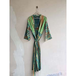 Kimono ligero hecho a mano con efecto tie-dye estilo bohemio Crepe Sari para mujer, ideal como pareo de baño. - Product Image 3