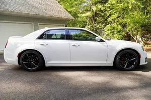 Chrysler 300C AWD 2023, SUV de luxe, pneus R18, sièges en cuir automatiques, caméra arrière, essence électrique, carburant, conduite à gauche, toit ouvrant panoramique - Product Image 6