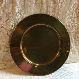 Assiette de présentation en laiton artisanale de style antique avec des motifs floraux complexes pour la décoration de table à manger de luxe dans les maisons classiques - Product Image 6