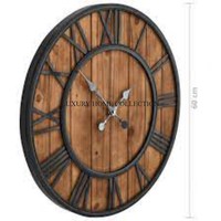 Jam dinding kayu & logam kerajinan tangan bergaya antik dengan angka Romawi besar ideal untuk menambahkan pesona pada interior elegan