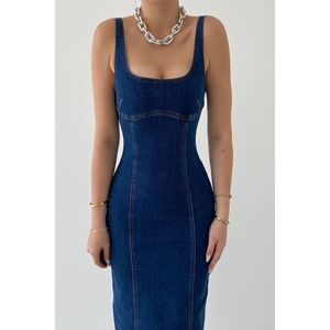 Abito in Denim da donna Premium con spalline e jeans dal taglio stretto in abito Premium blu scuro alla moda - Product Image 4