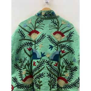 Chaqueta de Cuero Acolchada Reversible para Mujer The Mint Garden, Color Verde Pistacho, Bordado Crewel, Algodón Teñido, para Primavera/Invierno - Product Image 4
