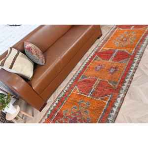 Alfombra Vintage de 2.8x9.8 pies, Alfombra Turca con Estampado Animal en Color Naranja - Product Image 3