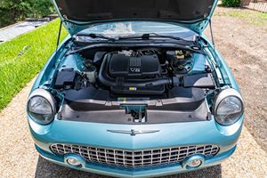 Ford Thunderbird 2002 d'occasion en bon état, 26 000 milles, 2 propriétaires, moteur V8, toit rigide amovible d'origine - Product Image 6