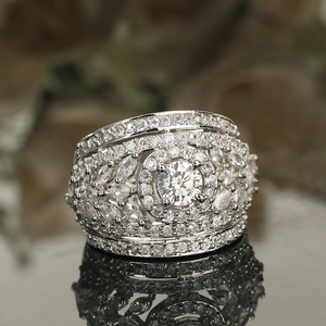 Exquisito Anillo de Compromiso con Corona, Estilo Radiante y Lujoso - Product Image 1