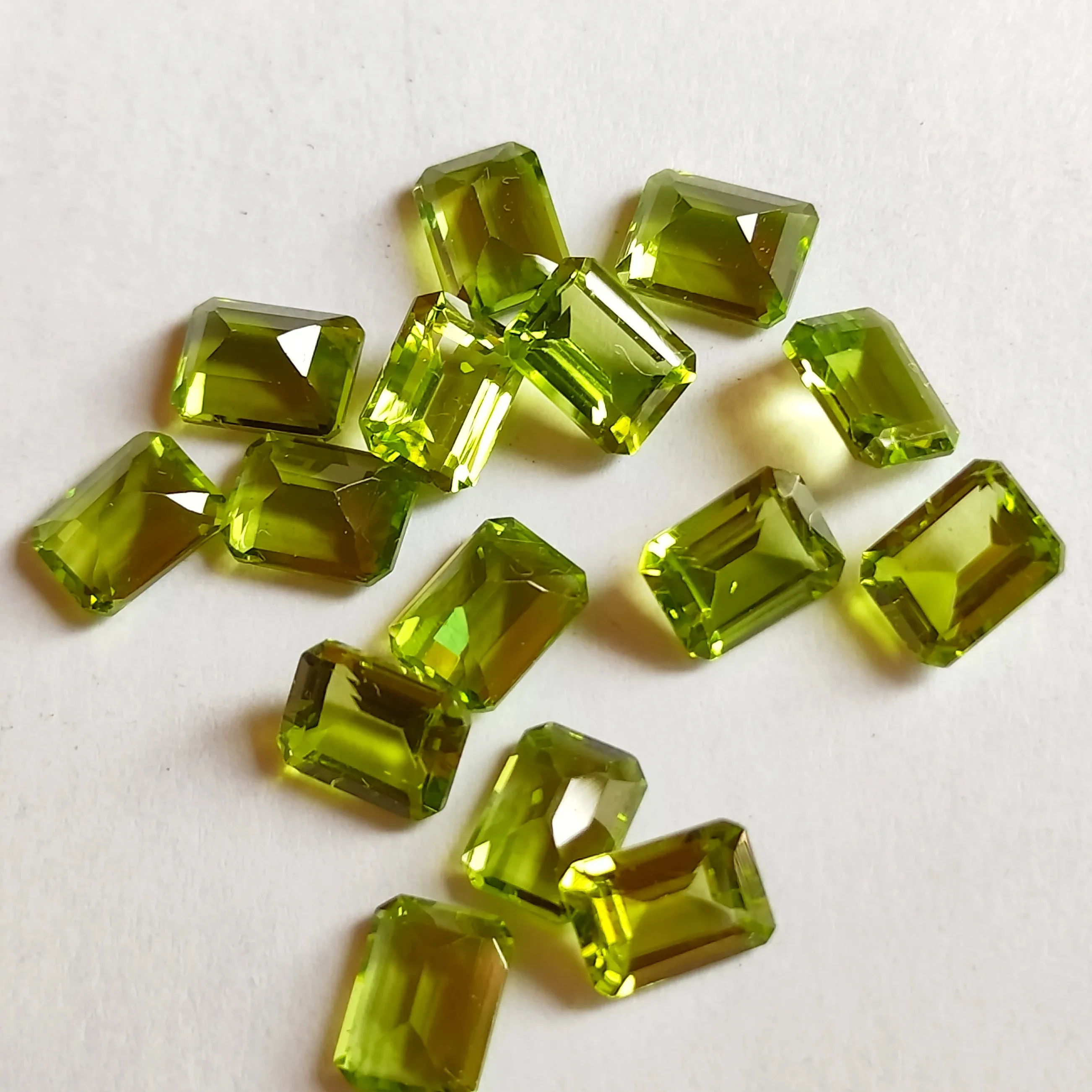 Peridoto coltivato in laboratorio taglio smeraldo naturale 8x10mm dimensione Custom gemma produttore dal peridoto taglio ottagonale all'ingrosso India