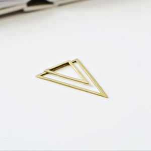 Marque-page en métal robuste et durable avec scène gravée décorative et mots inspirants pour les séances de lecture quotidiennes - Product Image 1